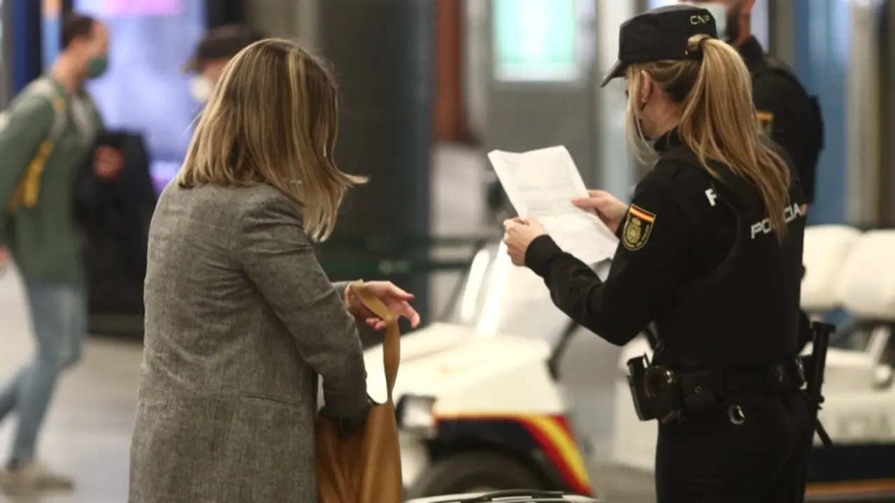 Agentes de la Polic&iacute;a Nacional piden justificantes durante controles de movilidad en la estaci&oacute;n de tren de Atocha, en Madrid (Espa&ntilde;a), a 26 de marzo de 2021
EDUARDO PARRA - EUROPA PRESS
27/3/2021