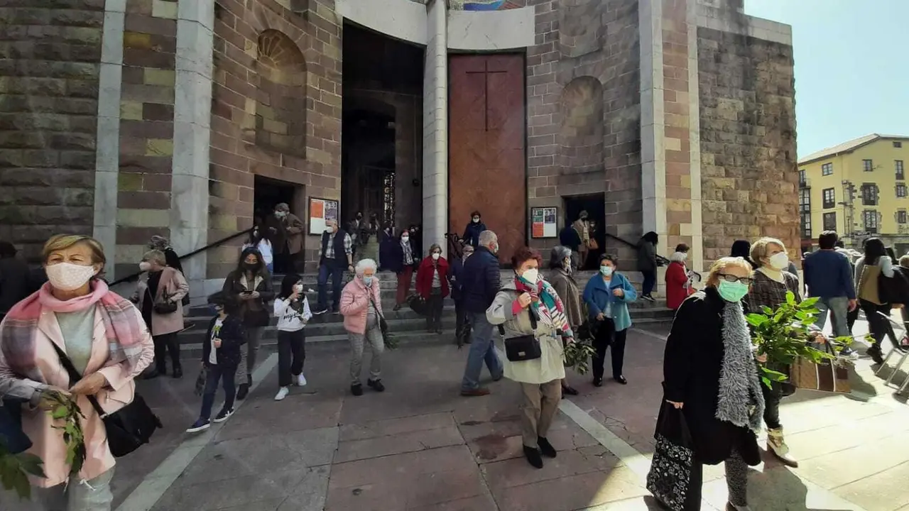 Domingo de Ramos en la Iglesia de la Virgen Grande de Torrelavega. / S.DIAZ