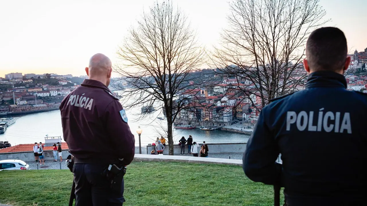 Vigilancia policial en Vila Nova de Gaia, Portugal