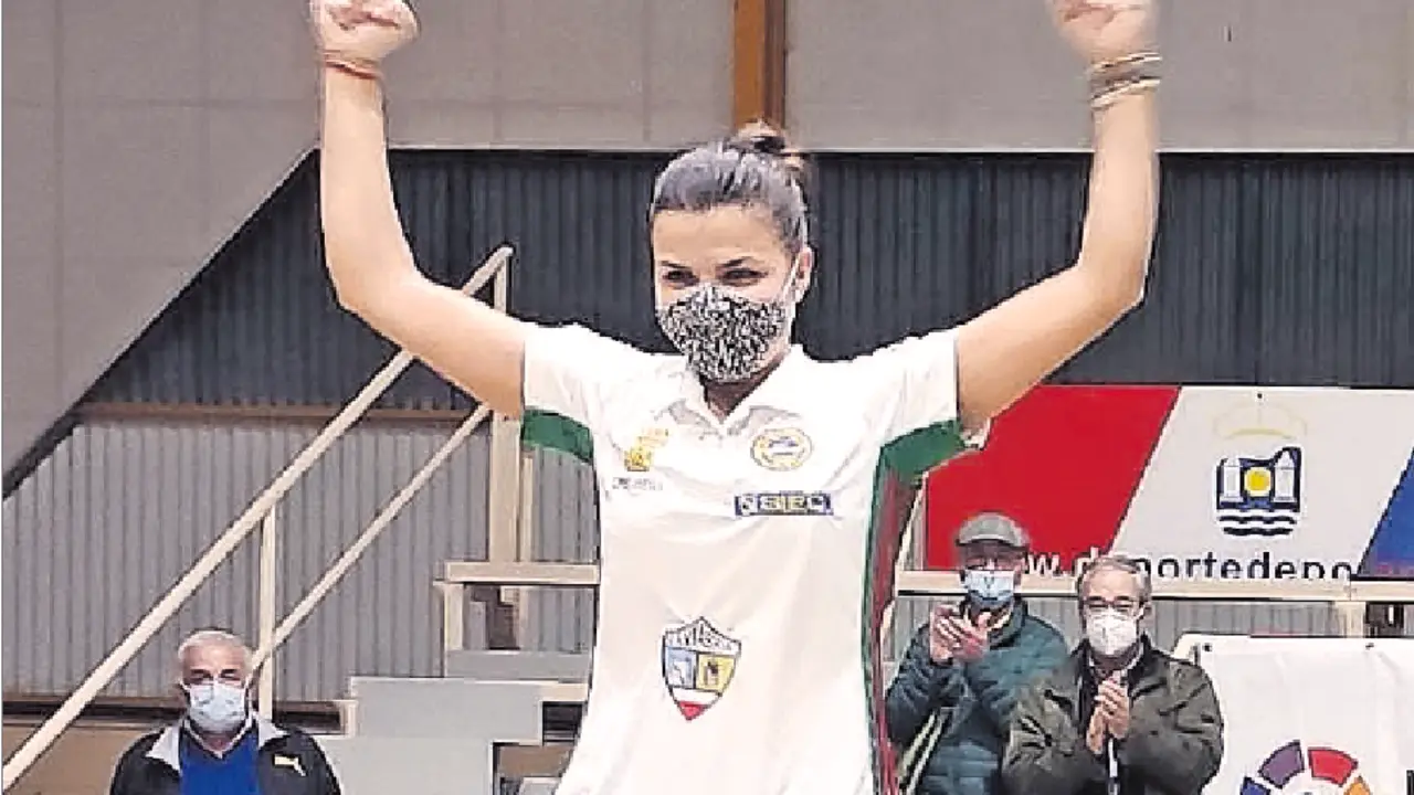 Andrea G&oacute;mez, en lo alto del podio del Nacional del a&ntilde;o pasado. / ALERTA