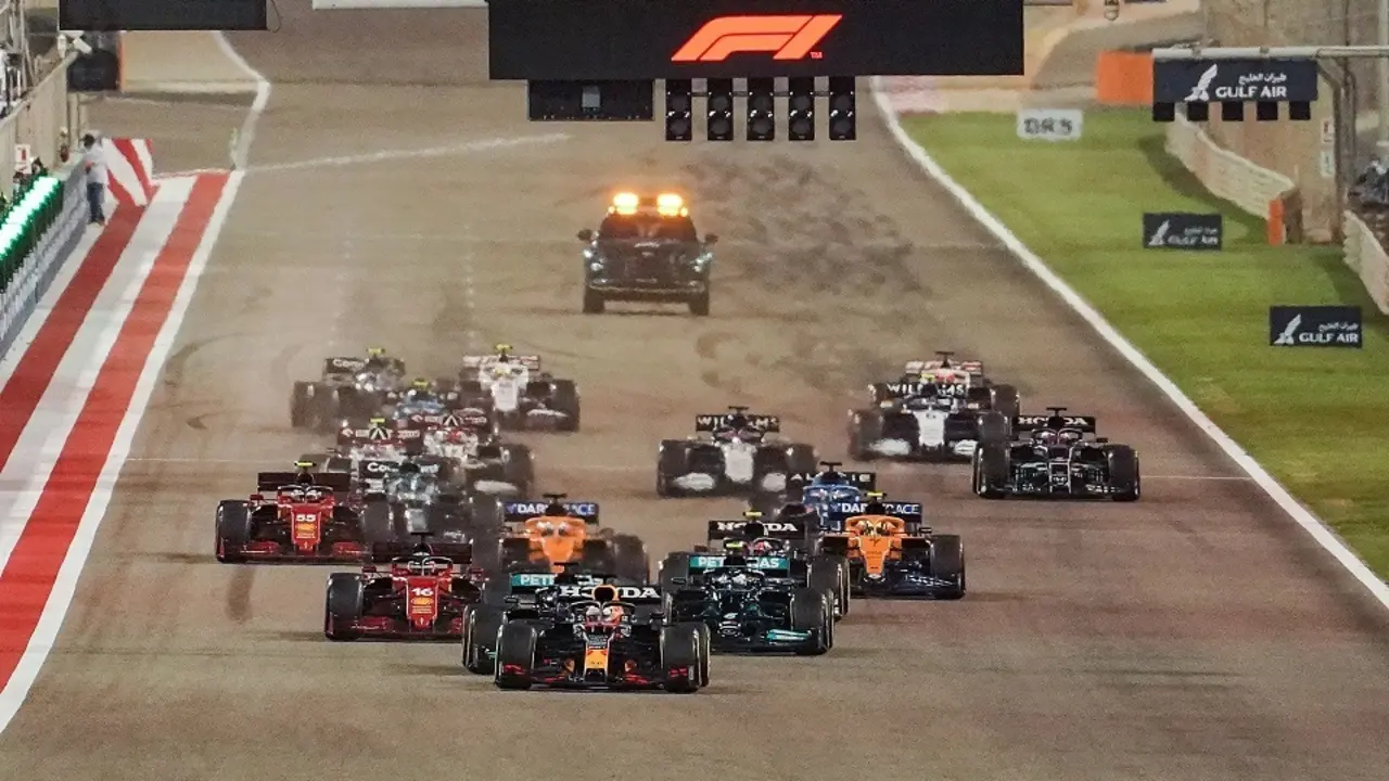 El piloto holand&eacute;s de F&oacute;rmula Uno Max Verstappen, del equipo Red Bull Racing, compite en el Gran Premio de Bahrein de F&oacute;rmula Uno 2021 en el Circuito Internacional de Bahrein. Foto: Hasan Bratic/dpa