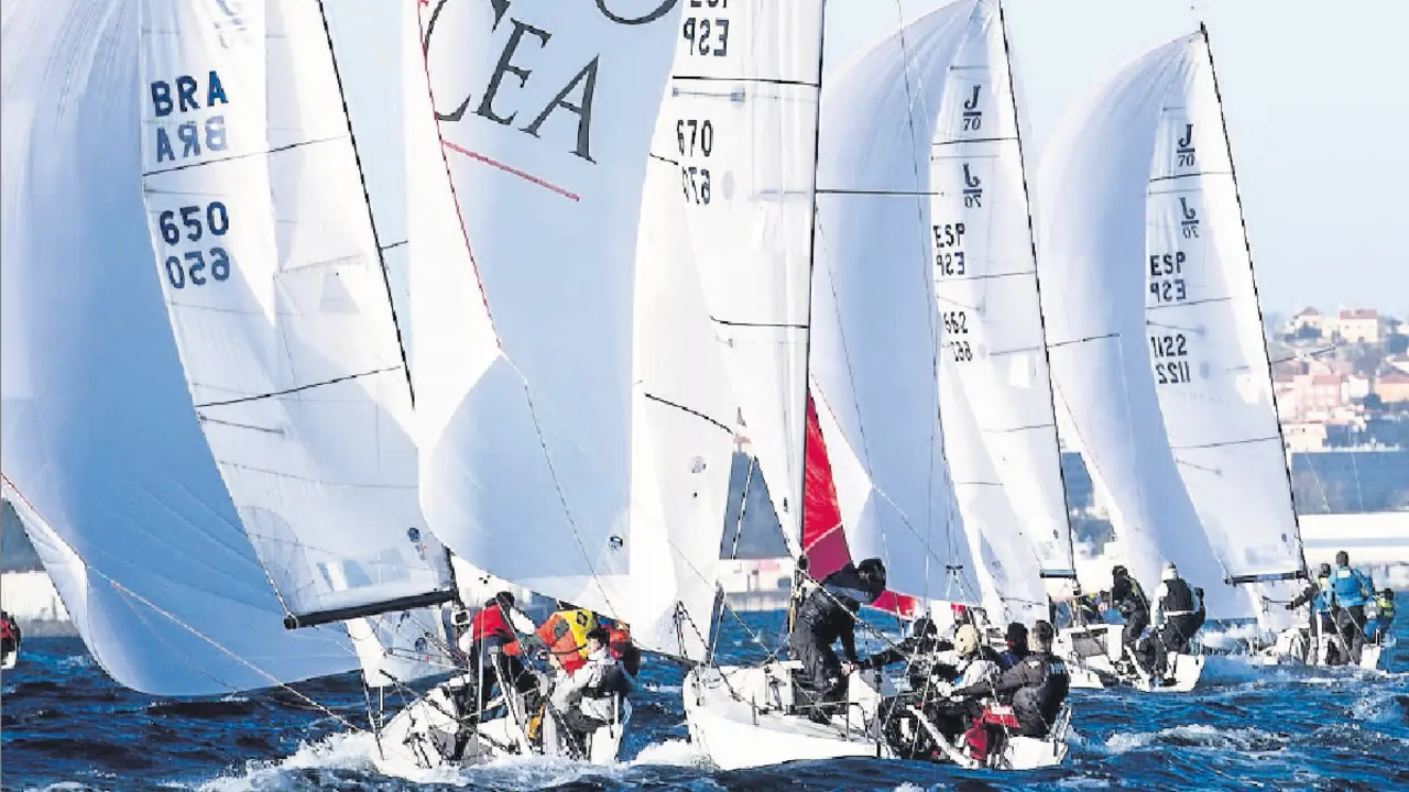 La flota de la Clase J70, en plena regata. / Mar&iacute;a Mui&ntilde;a
