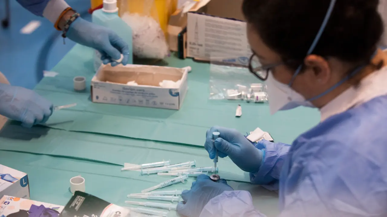 Una profesional sanitaria sostiene una jeringuilla con un vial de la vacuna de AstraZeneca. / Mar&iacute;a Jos&eacute; L&oacute;pez