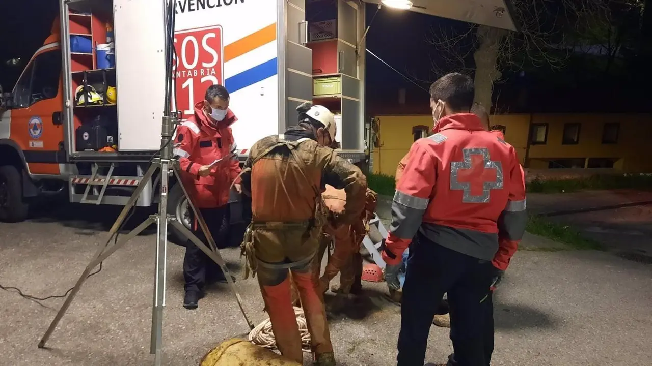 Los equipos de rescate durante el operativo de b&uacute;squeda. / 112