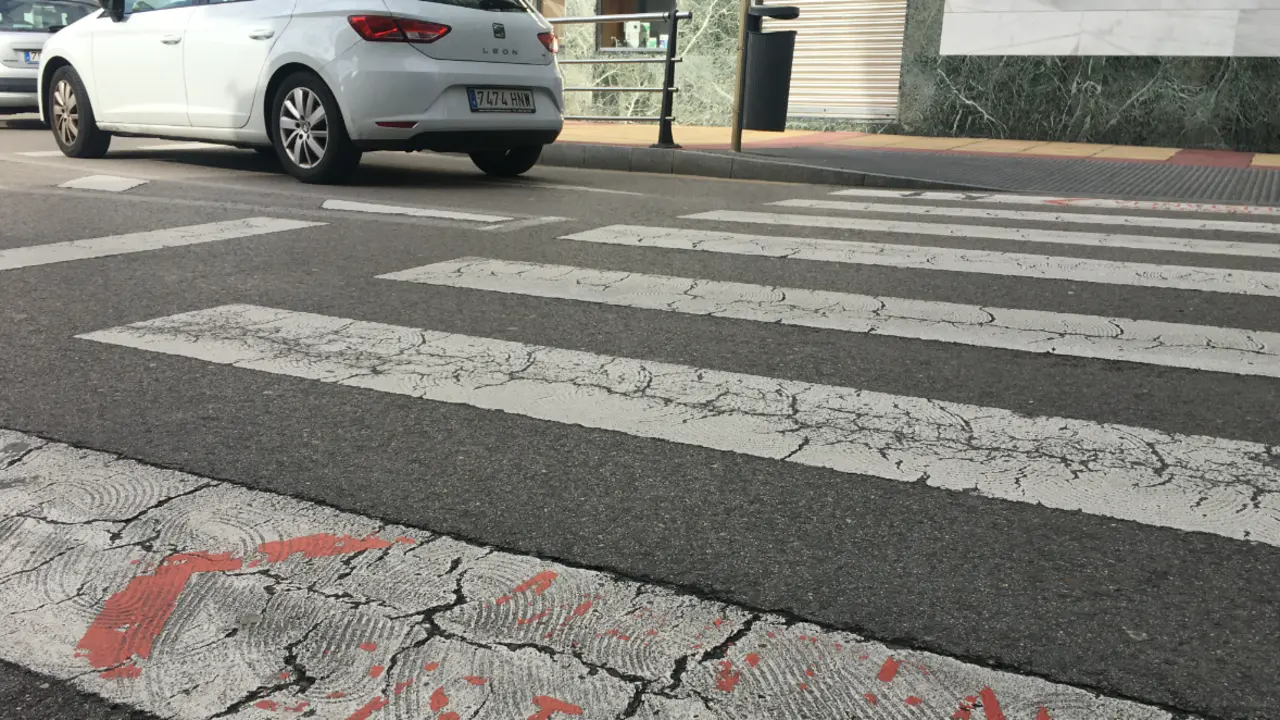 Vista del paso de cebra con el indicativo de distancia de seguridad en la ciudad de Torrelavega. / ALERTA