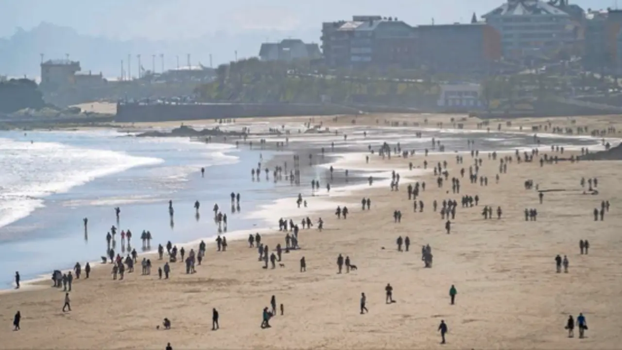 Cientos de personas fueron a la playa en el d&iacute;a de ayer. / ALERTA