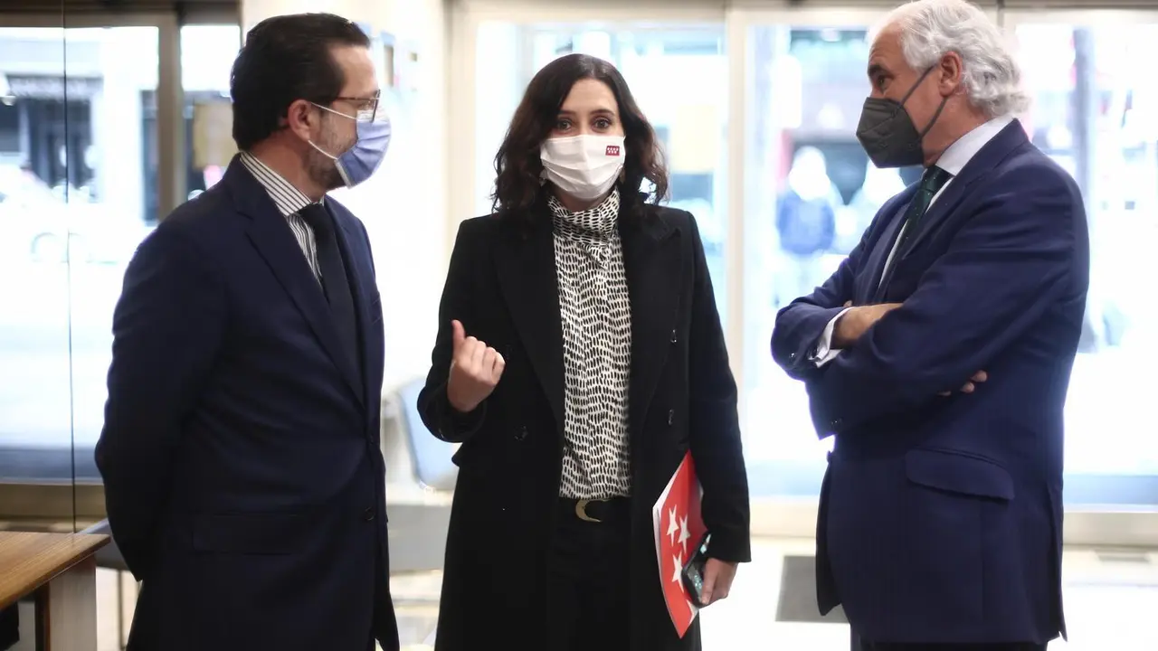 Isabel D&iacute;az Ayusto junto al consejero Javier Fern&aacute;ndez-Lasquetty y el presidente de CEIM, Miguel Garrido