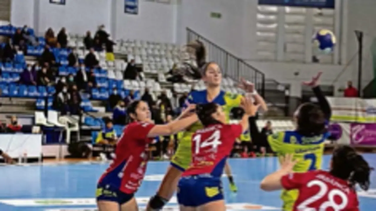 Acci&oacute;n de ataque del Balonmano Pereda. / Pablo sen