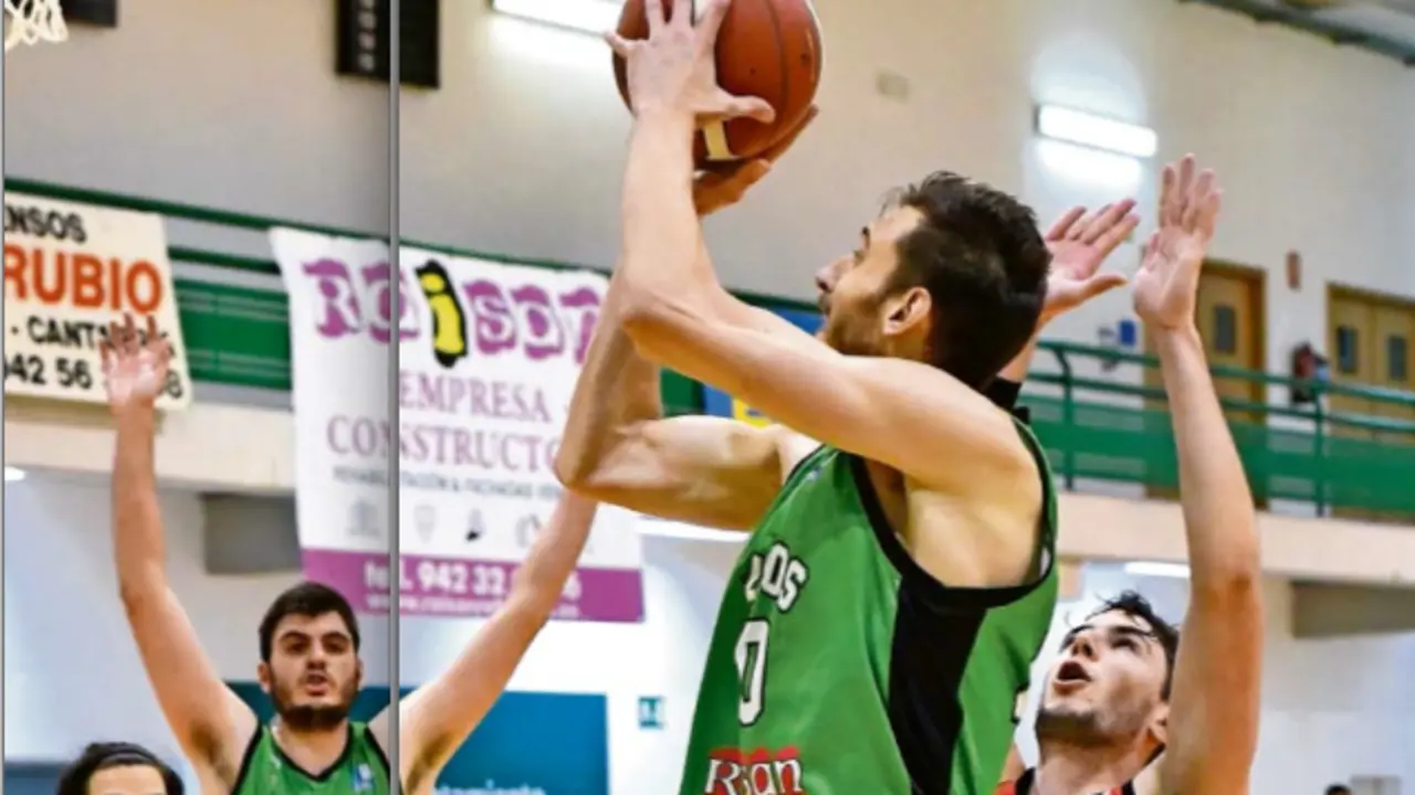 Un jugador del Pas Pi&eacute;lagos se levanta para lanzar a canasta. / ALERTA