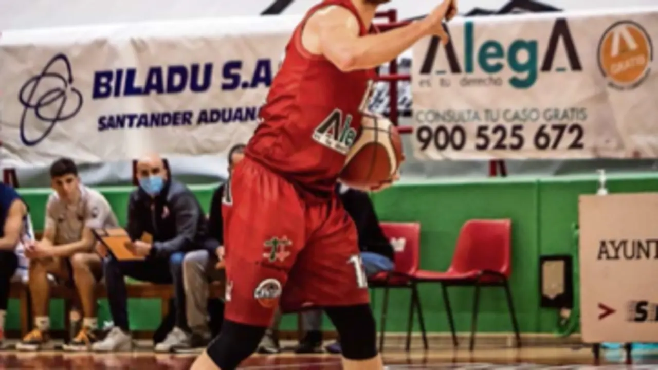 El base del A. Cantabria dirigiendo el juego de los torrelaveguenses. / Alerta