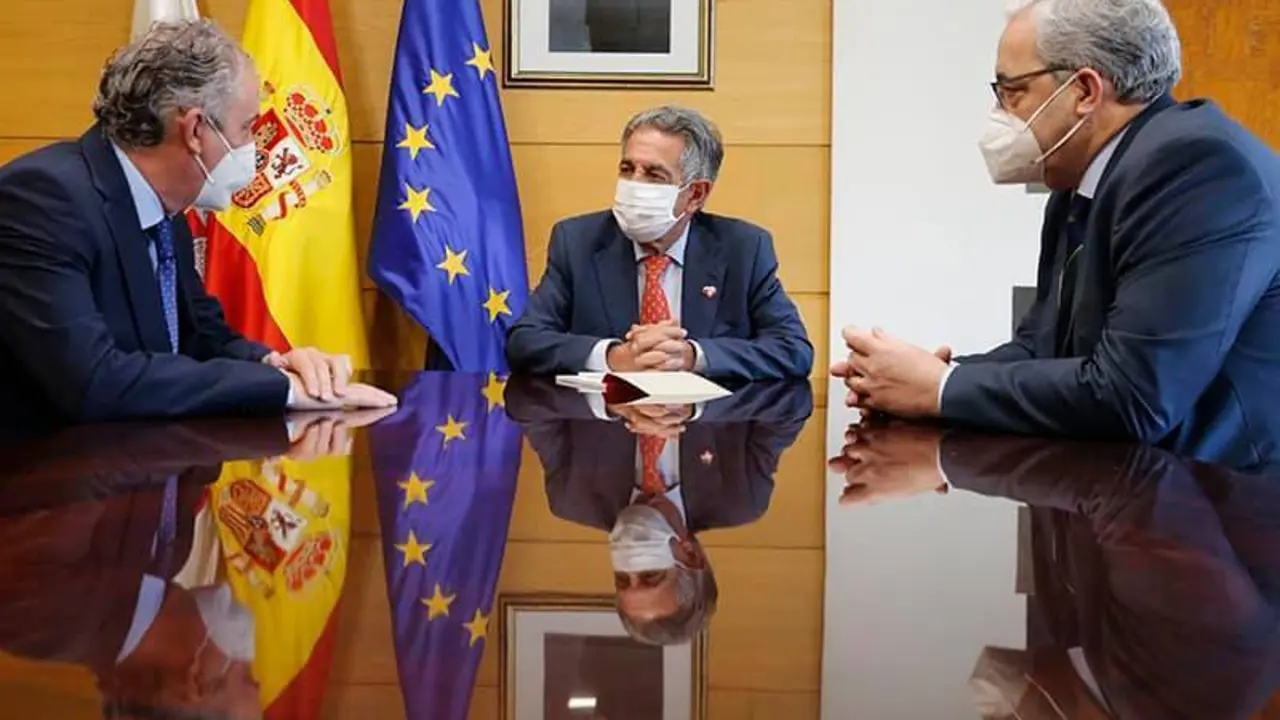 Reuni&oacute;n entre el presidente c&aacute;ntabro y el nuevo responsable del Consejo General de Colegios Oficiales de M&eacute;dicos de Espa&ntilde;a. / ALERTA