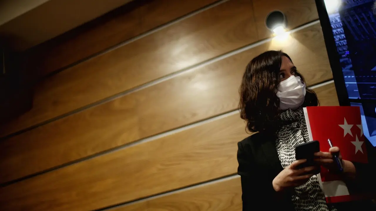 La presidenta de la Comunidad de Madrid y candidata a la reelecci&oacute;n, Isabel D&iacute;az Ayuso, a su llegada a la presentaci&oacute;n de un programa econ&oacute;mico del PP de Madrid para las elecciones del 4M