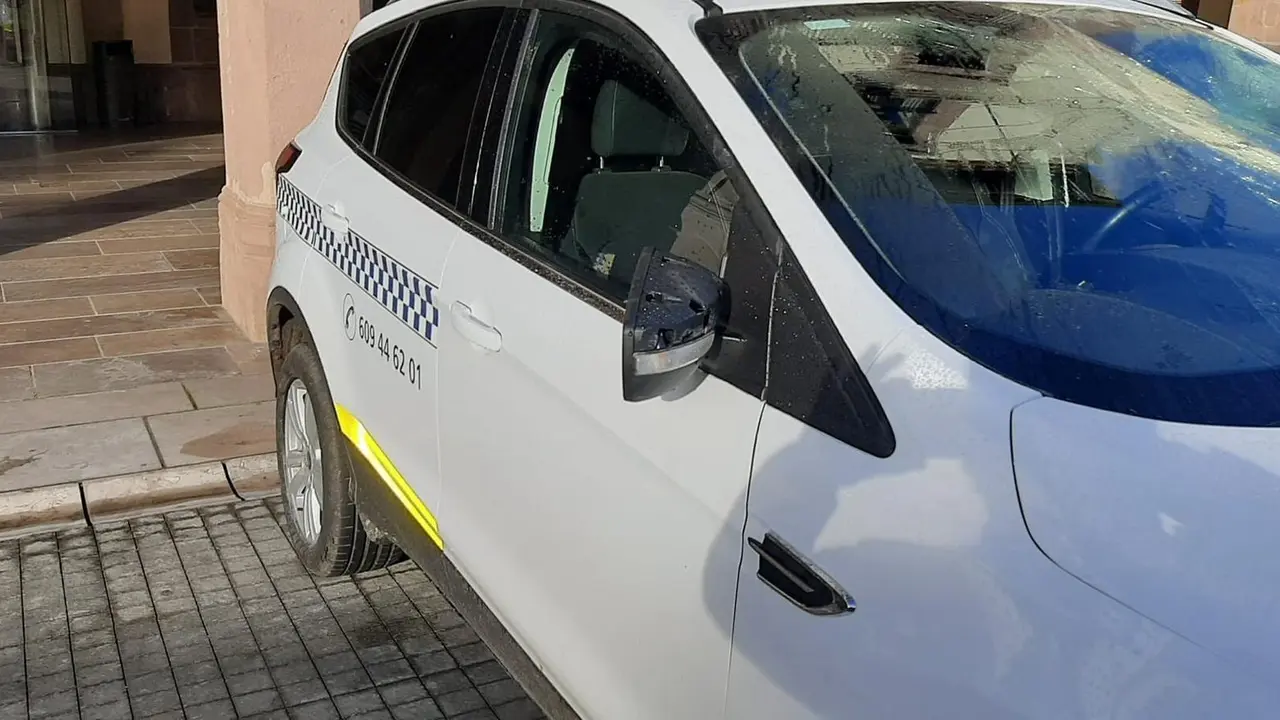Coche de la Polic&iacute;a Local que ha sufrido "destrozos"