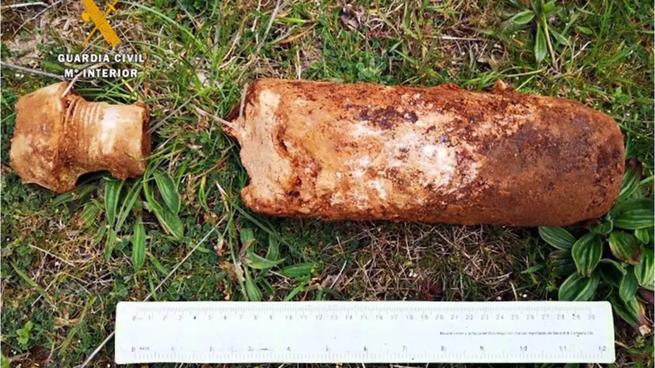 Artefacto explosivo hallado por un vecino de la localidad mientras paseaba. / Guardia Civil