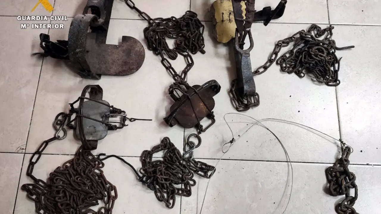 Objetos incautados por la Guardia Civil. / E. Press