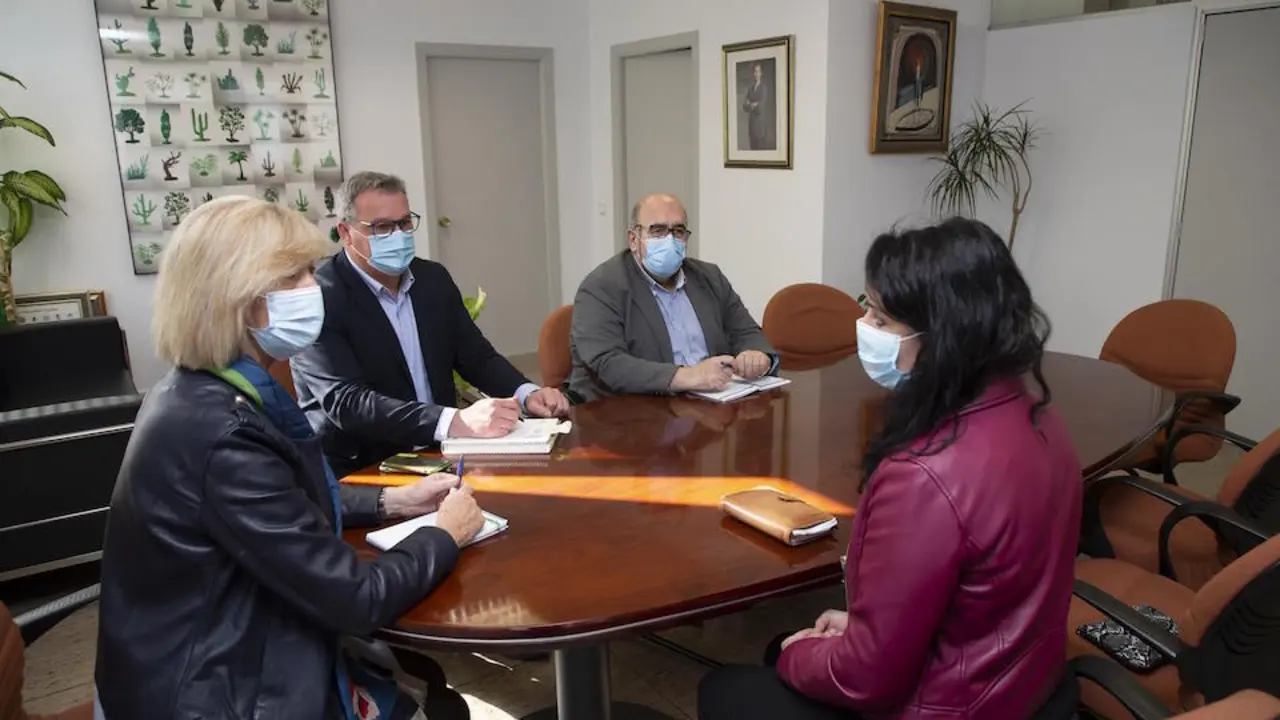 Marina Lomb&oacute;, se re&uacute;ne con la alcaldesa en funciones de Val de San Vicente, Olga Borbolla. / E. Press