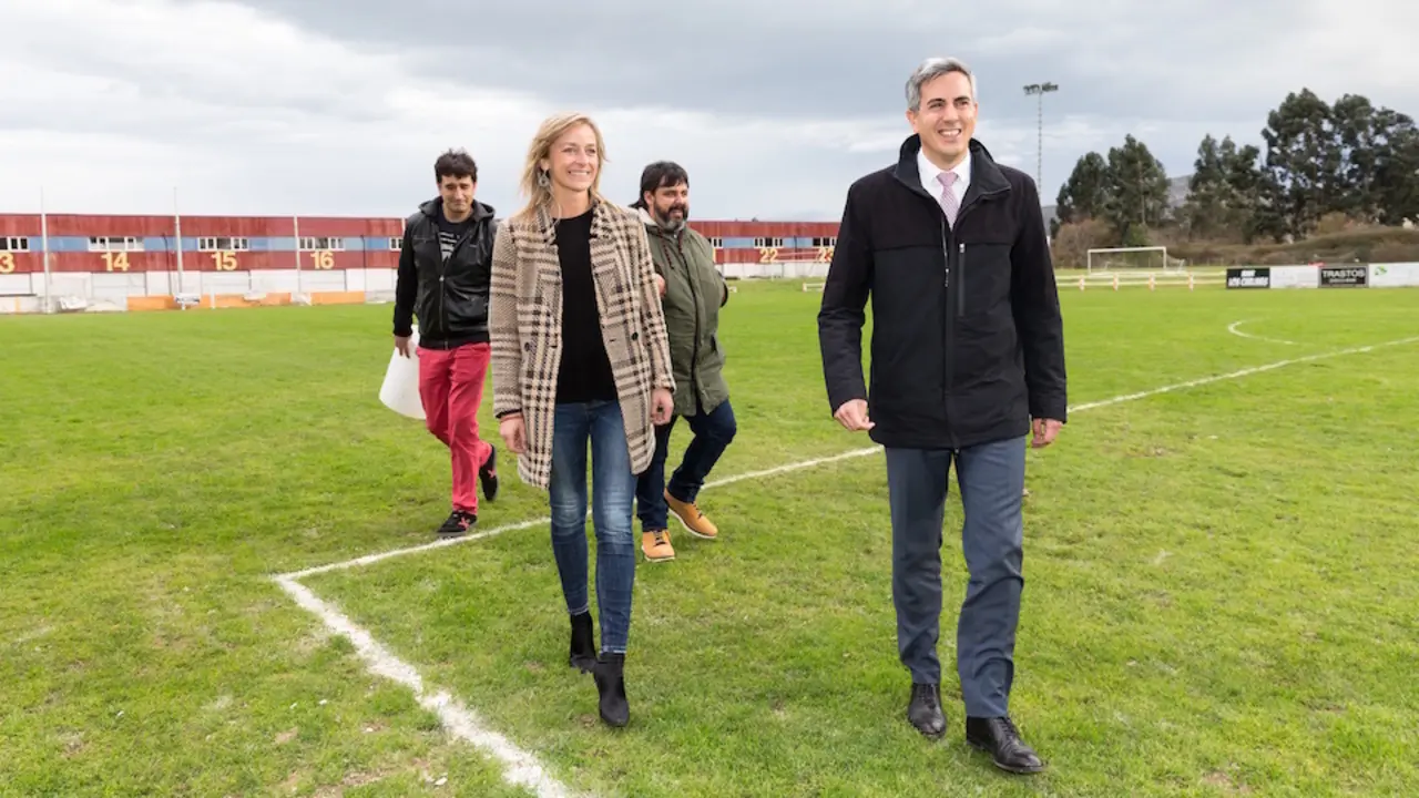 El vicepresidente y consejero de Universidades, Igualdad, Cultura y Deporte, Pablo Zuloaga, visita el campo de f&uacute;tbol de S&aacute;mano. / E. Press