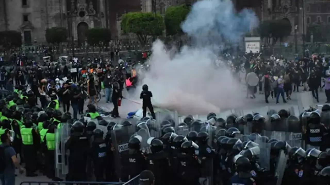 Despliegue policial durante una protesta de mujeres en Ciudad de M&eacute;xico. / E. Press