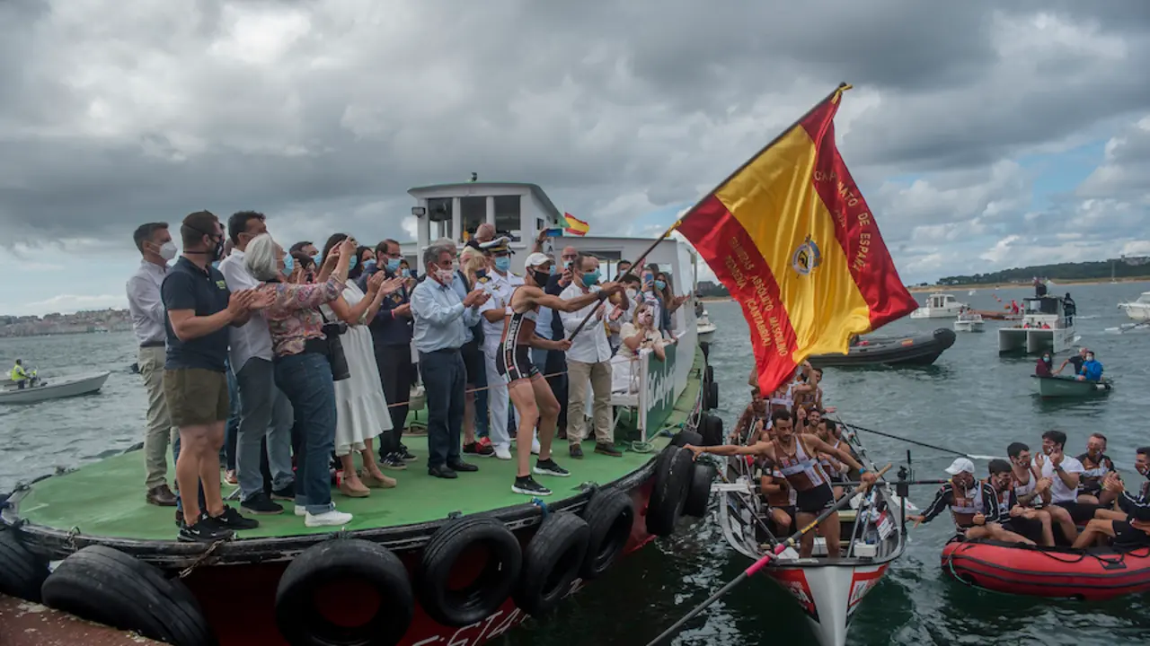 El Pedre&ntilde;ero Borja G&oacute;mez ondeando la bandera que acredit&oacute; el a&ntilde;o pasado a Zierbena como campe&oacute;n de Espa&ntilde;a en Pedre&ntilde;a. / Alerta