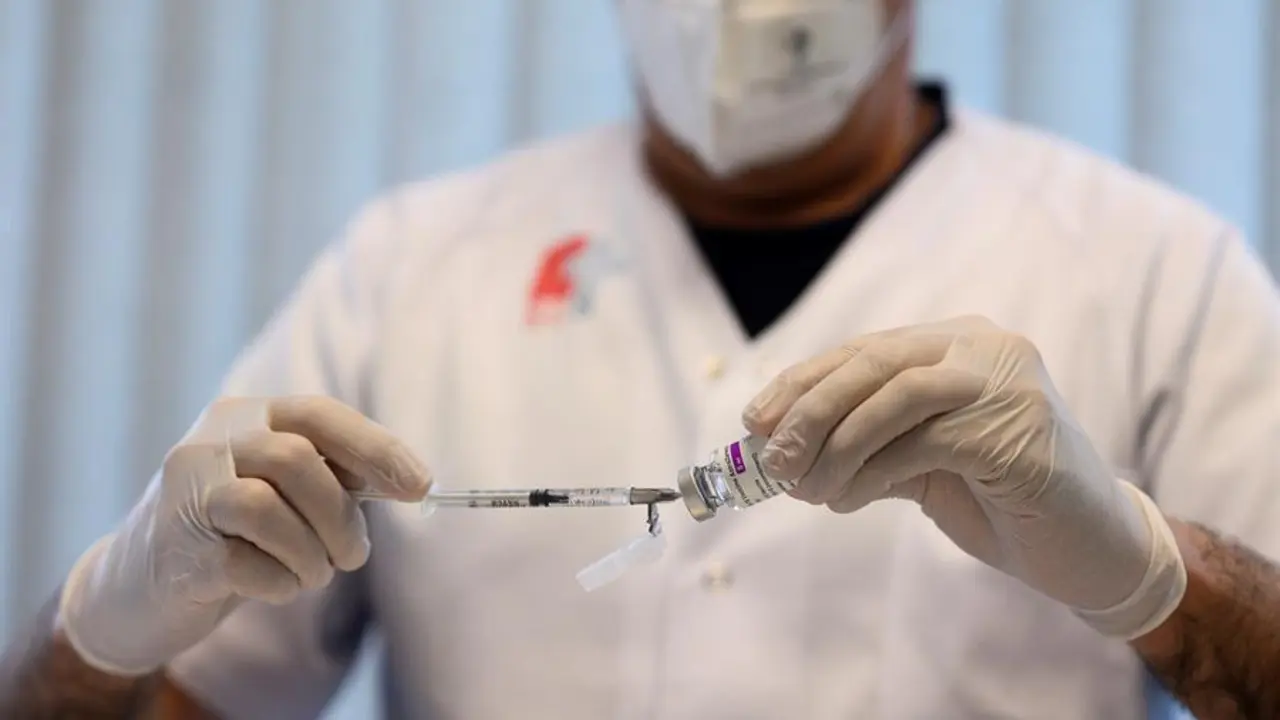 Personal sanitario prepara una dosis de AstraZeneca, durante la campa&ntilde;a de vacunaci&oacute;n contra el coronavirus, este viernes, en la localidad c&aacute;ntabra de Tanos, Torrelavega. EFE/Pedro Puente Hoyos