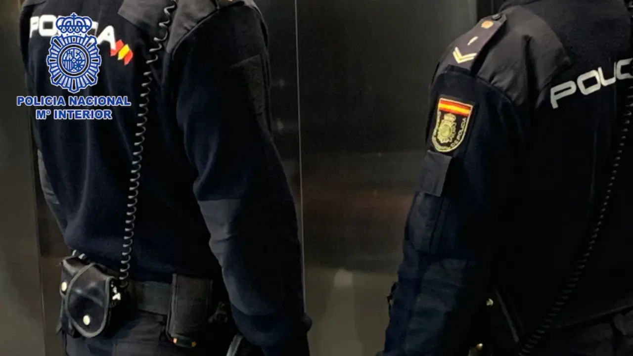 la policia sube a un piso a desmantelar una fiesta