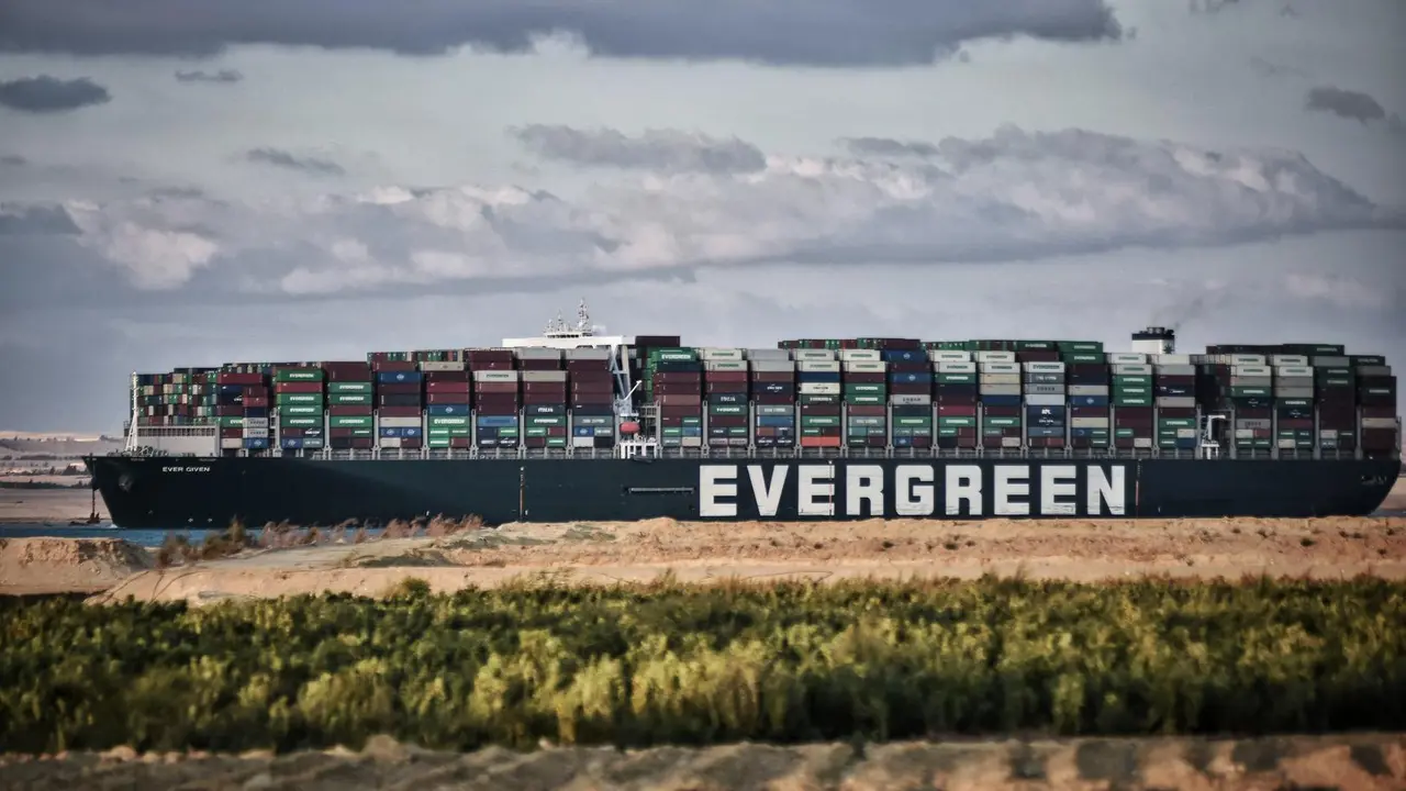 El portacontenedores "Ever Given", operado por la Evergreen Marine Corporation, navega por el Canal de Suez, despu&eacute;s de haber sido totalmente liberado y flotado. La Autoridad egipcia del Canal de Suez anunci&oacute; que el enorme buque portacontenedores encallado que ha bloqueado el Canal de Suez durante casi una semana, ha sido totalmente desalojado y ha logrado flotar en el canal. Foto: Sayed Hassan/dpa

Traducci&oacute;n realizada con la versi&oacute;n gratuita del traductor www.DeepL.com/Translator