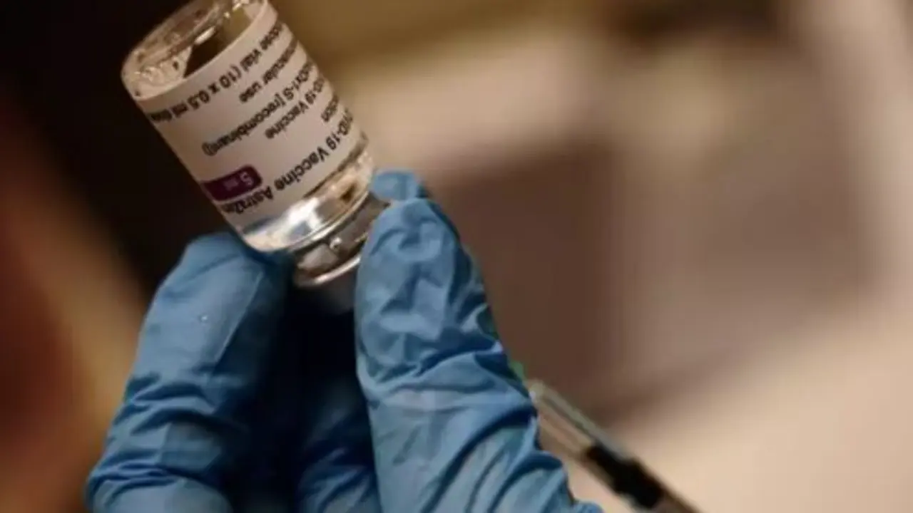 Un vial con una dosis de la vacuna de AstraZeneca - H.Bilbao - Europa Press