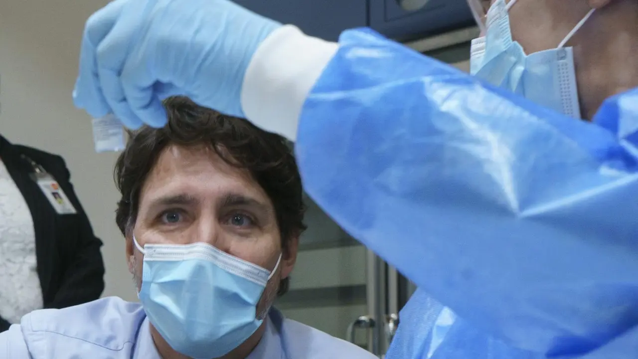 El primer ministro del Reino Unido, Justin Trudeau, recorre una cl&iacute;nica de vacunaci&oacute;n en Montreal. Foto: Paul Chiasson