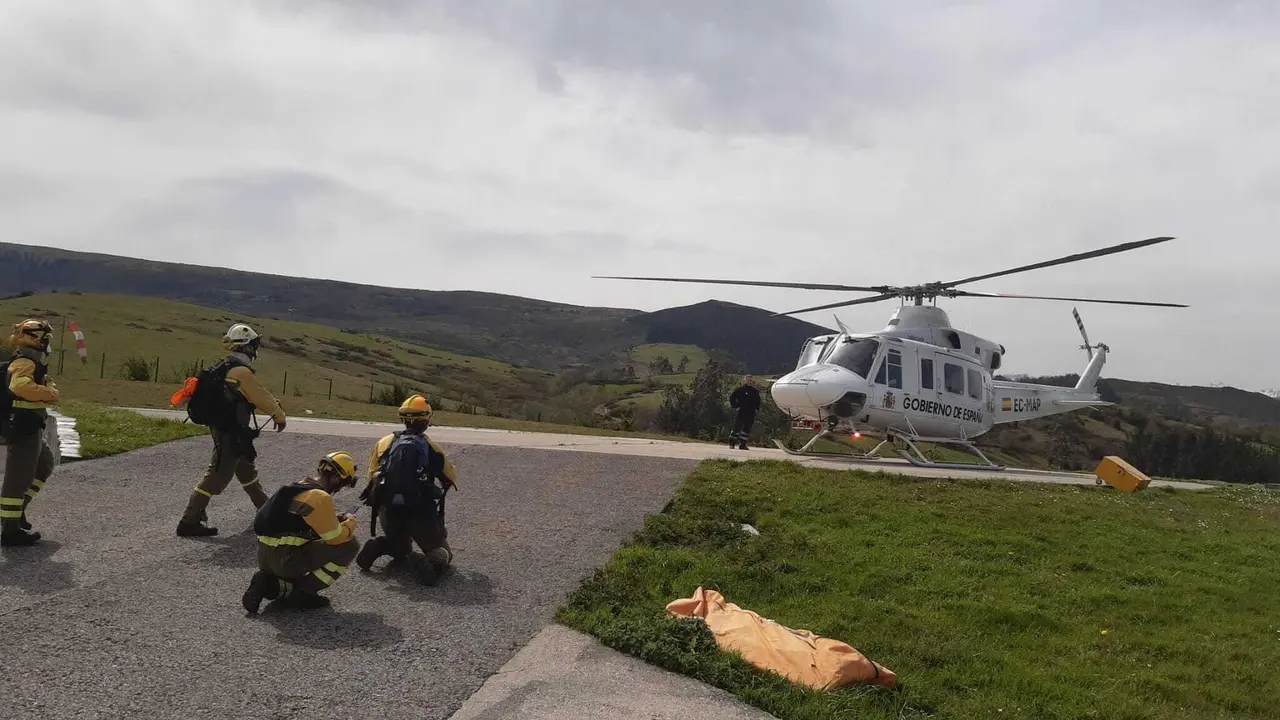 El equipo de Cantabria se prepara para subir al helic&oacute;ptero para la extinci&oacute;n de los incendios. / @BRIF_Ruente