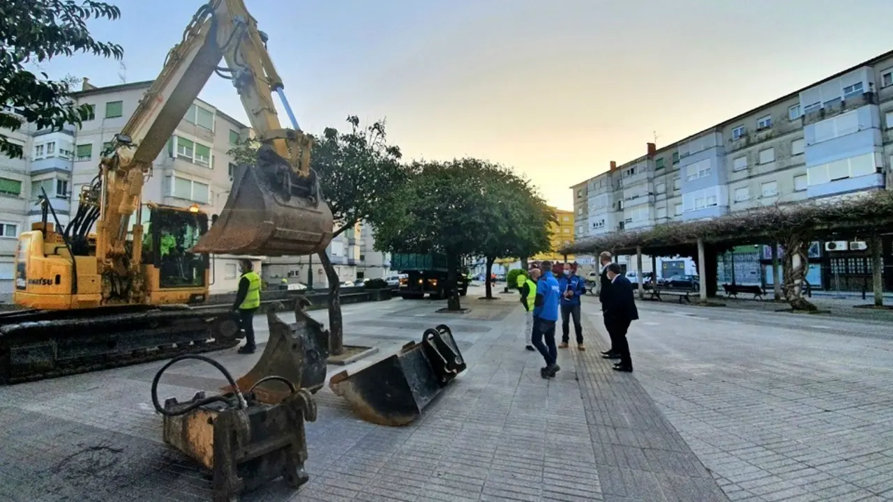 Las autoridades en la plaza del Barrio Covadonga. / ALERTA