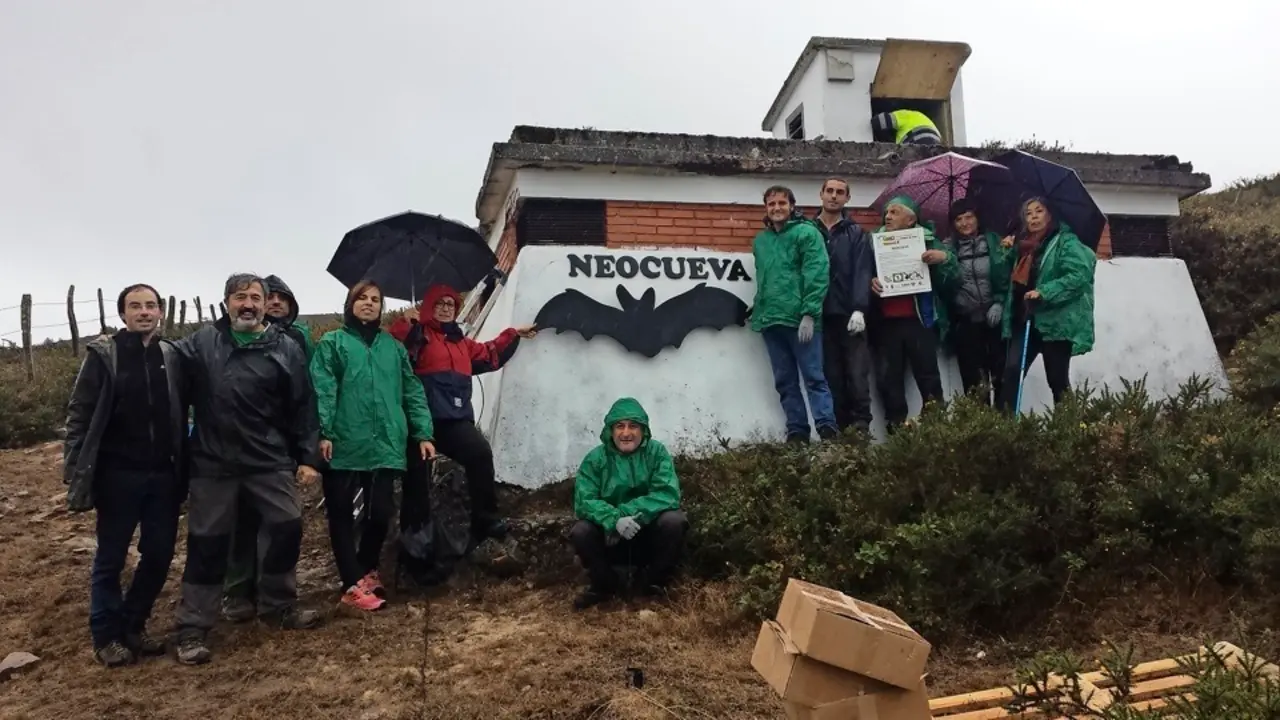 Vecinos y autoridades en Lanchares ante la neocueva. / ALERTA