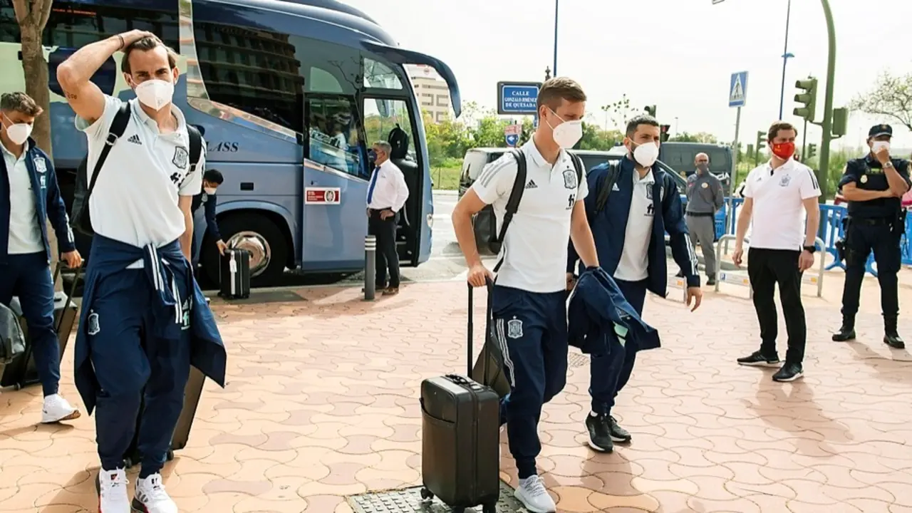 GRAFAND7449. SEVILLA, 29/03/2021.- La selecci&oacute;n espa&ntilde;ola de f&uacute;tbol a su llegada al hotel en el que se hospedar&aacute;n en Sevilla despu&eacute;s de que el domingo le ganara en Tiflis a la de Georgia (1-2), y para preparar ya su cita del mi&eacute;rcoles en el estadio de La Cartuja ante el combinado de Kosovo, de la tercera jornada en el grupo B de la fase de clasificaci&oacute;n europea para el Mundial de Catar 2022. EFE/ Ra&uacute;l Caro.