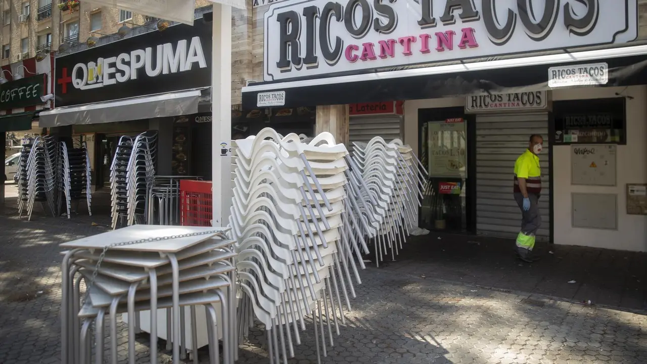 Archivo - Sillas apiladas en la terraza de un bar