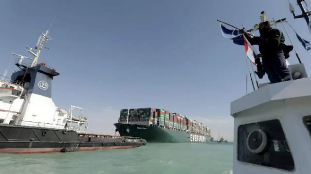 Una fotograf&iacute;a del folleto facilitada por la Autoridad del Canal de Suez muestra remolcadores cerca del buque portacontenedores Ever Given despu&eacute;s de que fue reflotado en el Canal de Suez, Egipto, el 29 de marzo de 2021. El jefe de la Autoridad del Canal de Suez anunci&oacute; el 29 de marzo que el gran portacontenedores, que encall&oacute; en el Canal de Suez el 23 de marzo, ahora flota libremente tras responder a las maniobras de arrastre. (Egipto) EFE / EPA / AUTORIDAD DEL CANAL DE SUEZ / FOLLETO FOLLETO FOLLETO SOLO PARA USO EDITORIAL / NO VENTAS