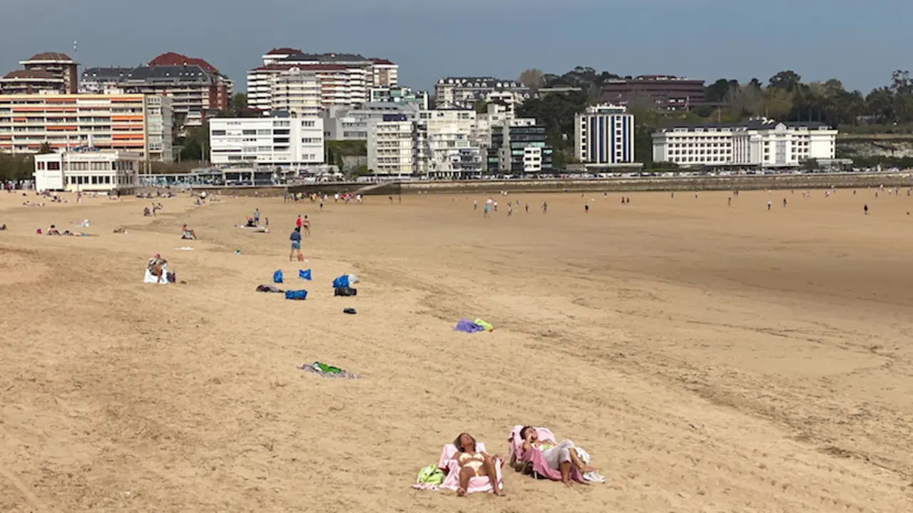 Vista de varias personas disfrutando de la playa del Sardinero. / HARDY