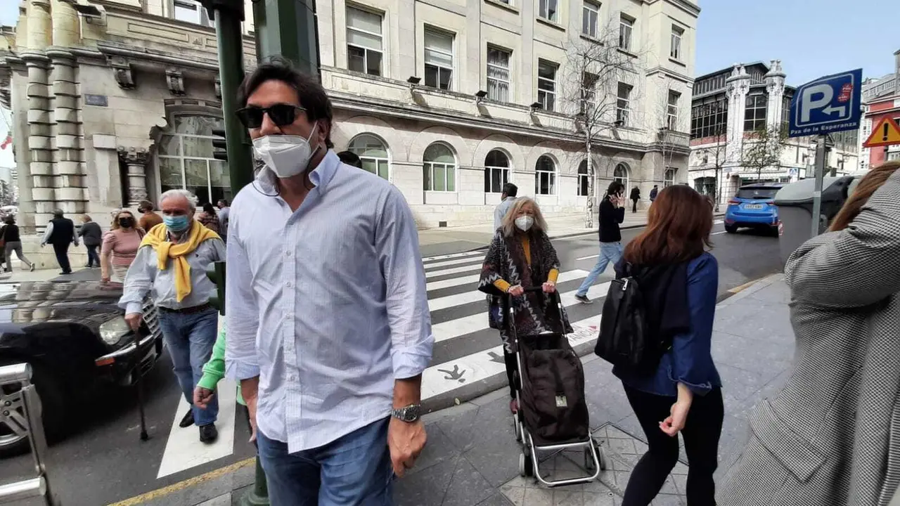 Varios ciudadanos con mascarilla en el centro de Santander. / ALERTA