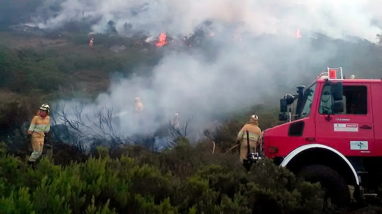 Permanecen activos seis incendios forestales en Cantabria
