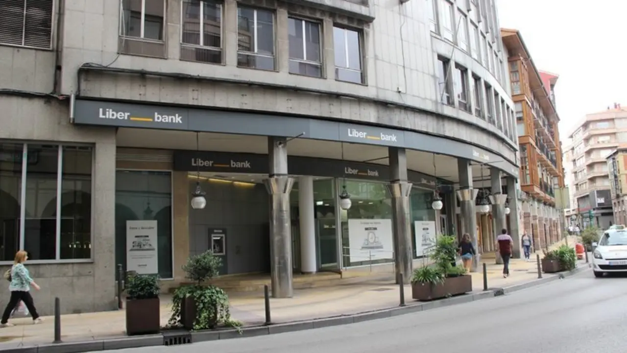 Vista de las oficinas centrales de Liberbank en Torrelavega. / S. D&iacute;az