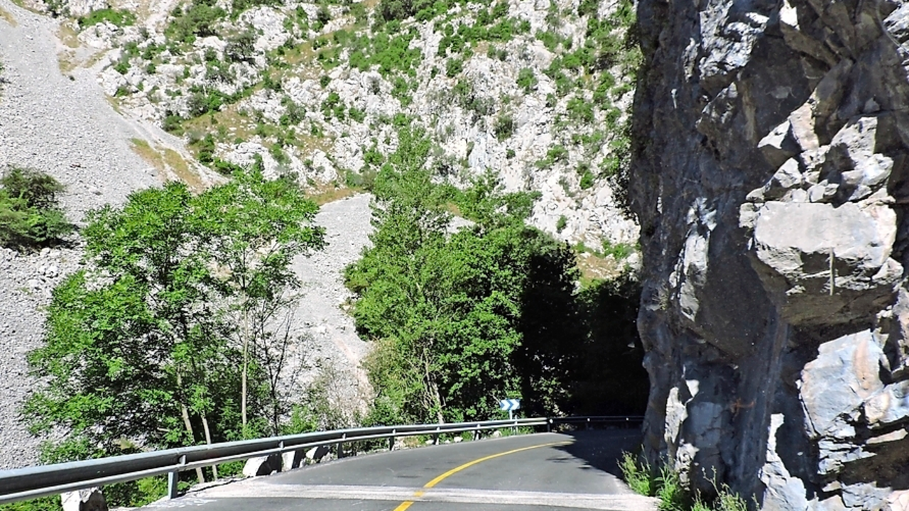 Vista de la carretera que atraviesa el desfiladero de La Hermida. / ALERTA