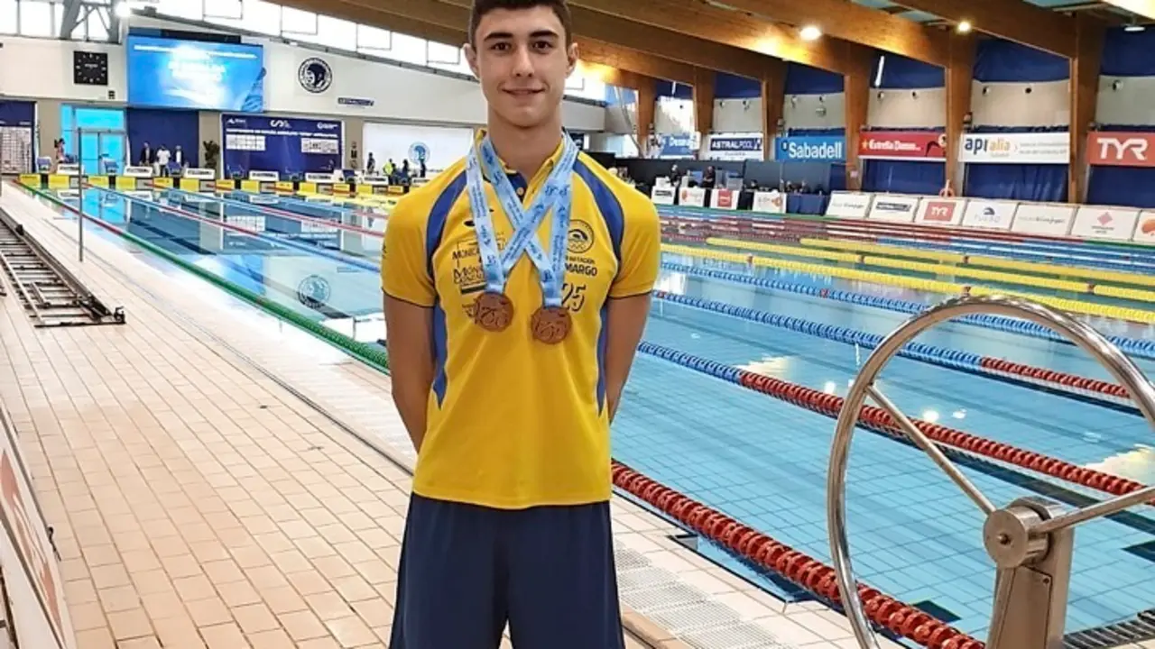 Joaqu&iacute;n Pardo, luciendo sus dos medallas. / FCN