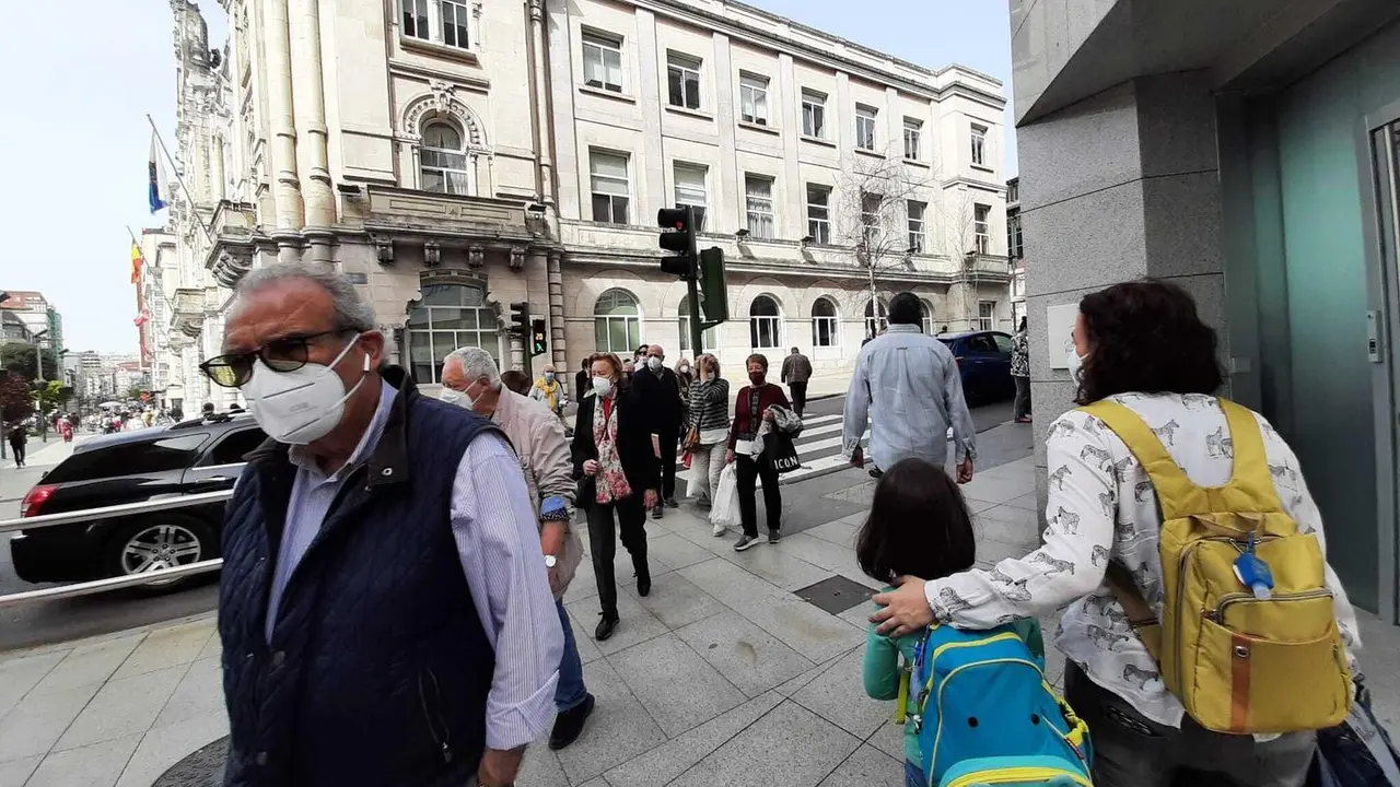 Varias personas con mascarilla transitan por el centro de Santander. / S. D&iacute;az