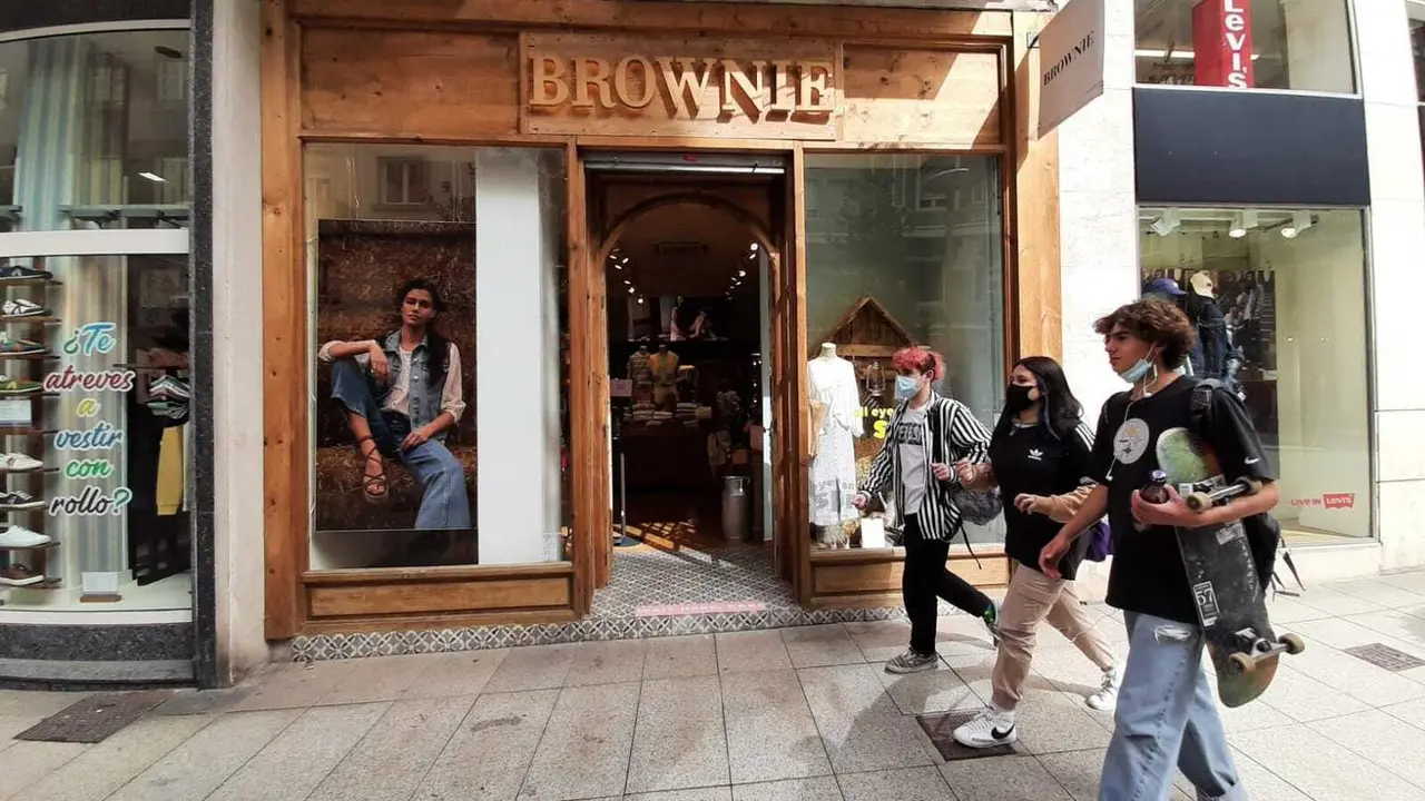 Varias personas con mascarilla transitan el centro de Santander en el d&iacute;a hoy. / S. D&iacute;az