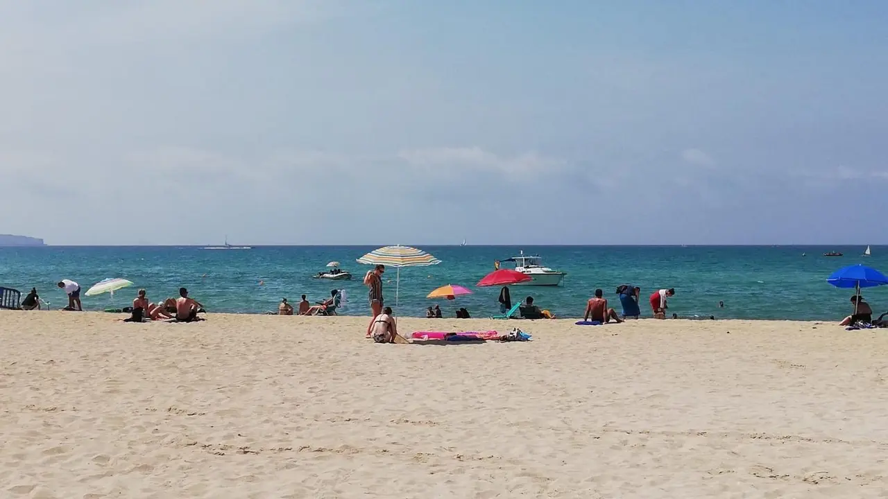 Archivo - Ba&ntilde;istas en Playa de Palma.
