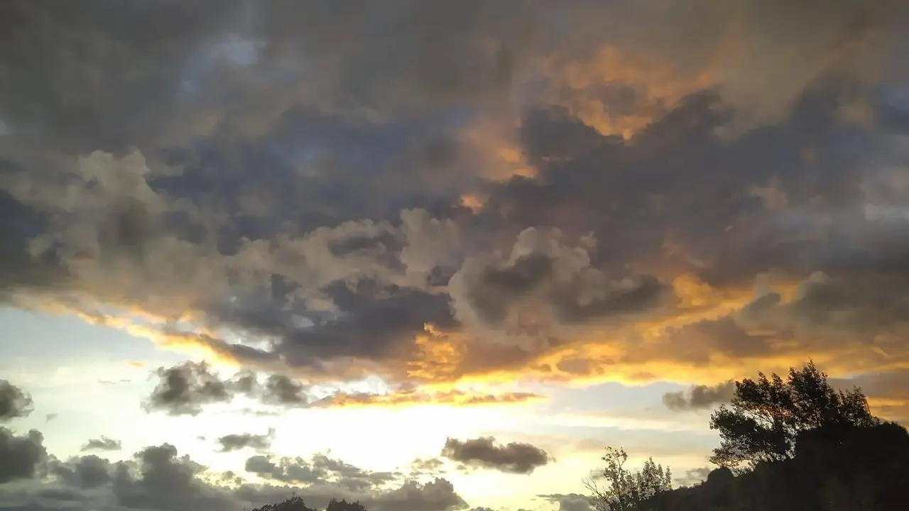 Vista del cielo c&aacute;ntabro desde Puente Arce. / Miguel &Aacute;ngel Revilla