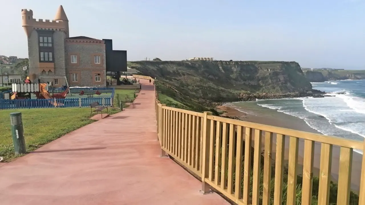 Zona renovada junto a la playa de Los Locos en Suances. / ALERTA