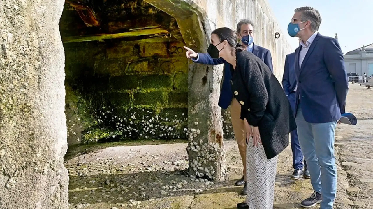 Gema Igual, C&eacute;sar D&iacute;az y Francisco Mart&iacute;n visitando la zona que ser&aacute; restaurada. / ALERTA