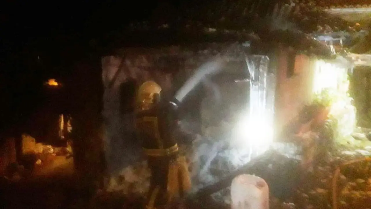Incendio declarado en un garaje de Brez, Camale&ntilde;o.