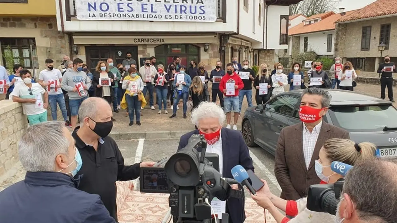 El presidente de la Asociaci&oacute;n de Hosteler&iacute;a de Cantabria habla para los medios.