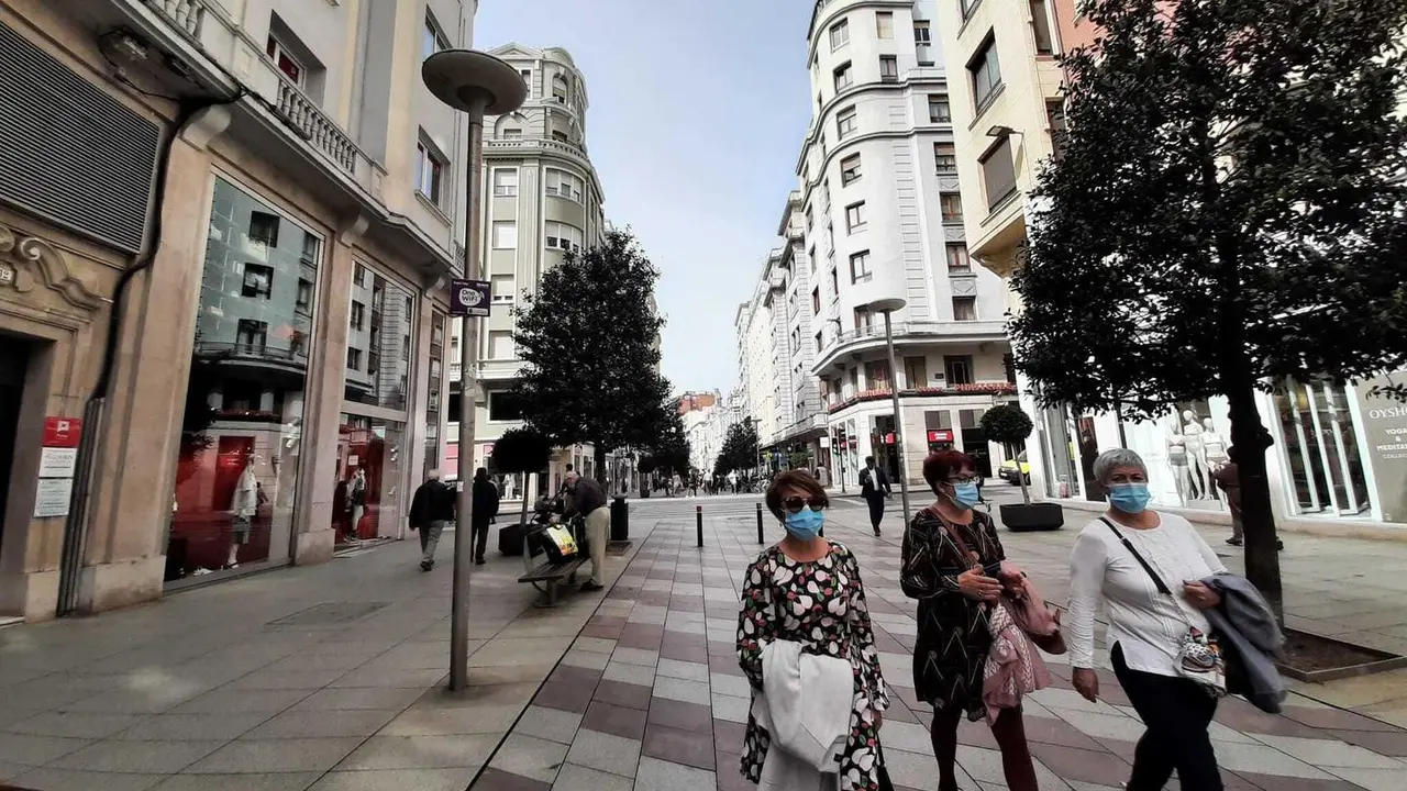 Varias personas con mascarilla caminan por el centro de Santander en el d&iacute;a de ayer. / S. D&Iacute;AZ