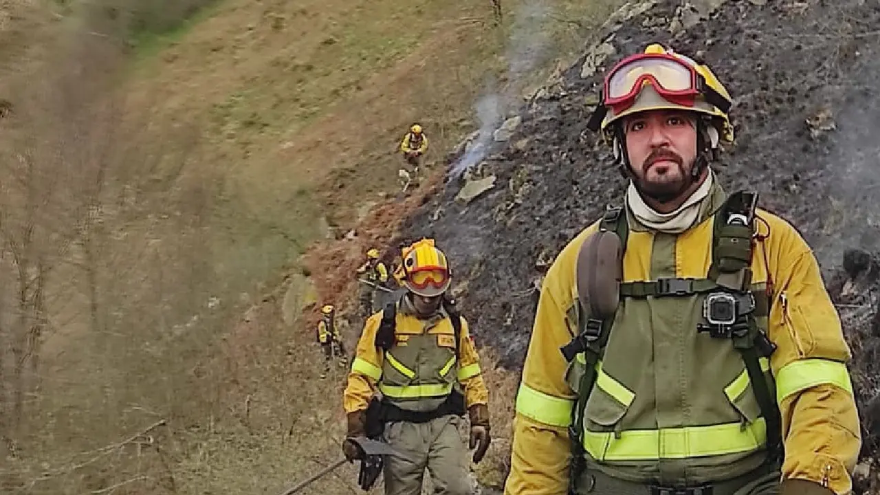 Personal del BRIF de Ruente durante las labores de extinci&oacute;n de los incendios de la Vega de Pas. / BRIF